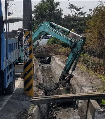 彰化溪州鄉小型怪手挖土機